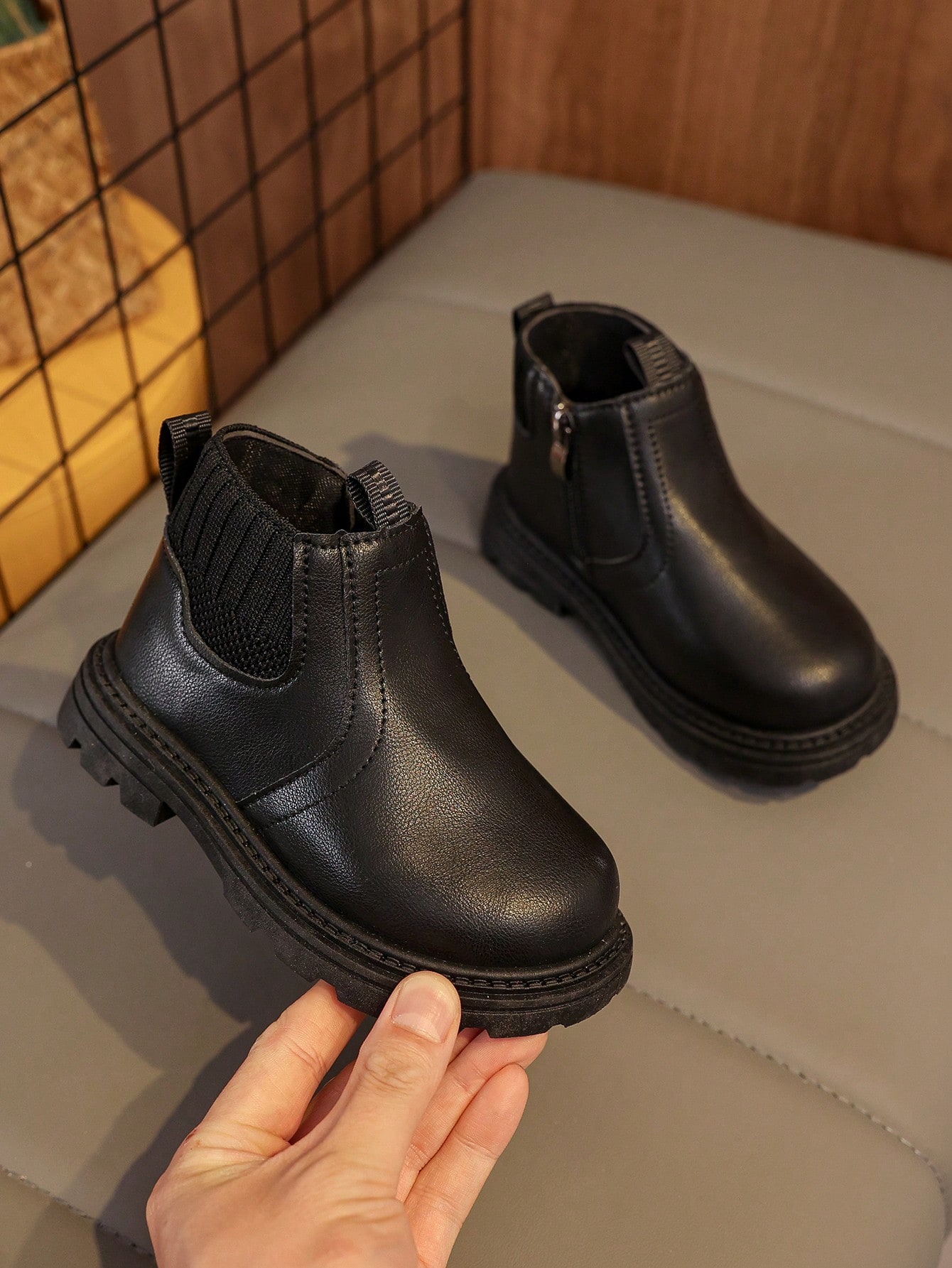 زوج من الأحذية السوداء الناعمة والمريحة