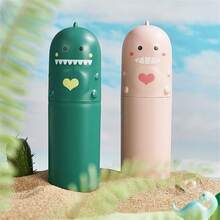 Hộp đựng bàn chải đánh răng du lịch hình khủng long - Có cốc và ngăn đựng kem đánh răng, màu xanh nhạt/xanh lá cây, hộp đựng đồ dùng phòng tắm nhỏ gọn, tay cầm tiện lợi, chất liệu nhựa ít gây kích ứng - Phù hợp cho thanh thiếu niên và người lớn - Quà tặng du lịch nha khoa dễ thương, hộp đựng đồ bền chắc. - Nhiều màu - Xem 5
