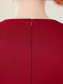 This 2026 Spring/Summer Burgundy V-Neck Three-Quarter Sleeve Midi Dress Is A Stylish And Luxurious Evening Gown For Women. It Features A Sparkling Rhinestone Design At The Waist And A Back Slit At The Hem. Available In Asian Sizes, The Fabric Is Non-Stretch. A Perfect Gift For Mothers, A Fashionable And Stylish Dress Suitable For Weddings, Guest Appearances, Everyday Wear, Casual Occasions, Parties, Evening Wear, Social Events, And Birthday Celebrations. - 酒紅色 - 查看 10