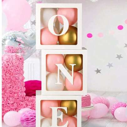 适合男孩或女孩的一周岁生日装饰套装，包含3个“ONE”字样气球、透明积木拼成的“ONE TWO THREE”字母，可用作拍照道具和蛋糕背景。不含气球。