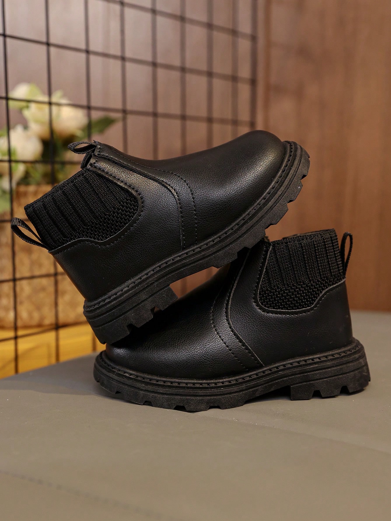 زوج من الأحذية السوداء الناعمة والمريحة