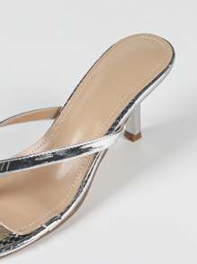 Nouvelles sandales tongs sexy à la mode pour femmes, style britannique à bout carré, simples et confortables, sandales plates cloutées d'argent, en matériau PU brillant et miroir. Talon kitten classique chic social de rue, léger, idéal pour les fêtes, la maison, l'extérieur, l'été, le printemps et l'automne