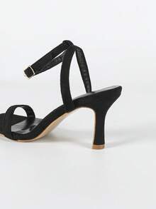 Sandales à talons hauts noires à bride à la cheville et bout carré, design minimaliste à bride de couleur unie avec talon stiletto. Sandales d'été légères et confortables, convenant pour les soirées, les vacances et les déplacements. Talons hauts sexy à bout carré - Noir - Voir 9