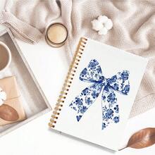 1 件螺旋装订蓝色花卉与蝴蝶结图案笔记本，精美的设计，白色背景上点缀着精致的蓝色花朵和精致的蝴蝶结，非常适合优雅的笔记、创意写作和复杂的规划，是注重风格的学生的完美返校礼物，采用耐用的金色螺旋装订和光滑的优质纸张，可轻松书写，为日常任务增添一丝优雅的魅力，适用于学校用品，返校 - Spiral Notebook - 查看 5