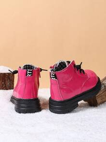 زوج من الأحذية الخارجية الكاجوال الأنيقة للفتيات الرضع في الخريف، مريحة وقوية وبسحاب جانبي بدون بطانة من الفرو