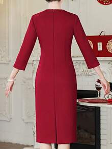 This 2026 Spring/Summer Burgundy V-Neck Three-Quarter Sleeve Midi Dress Is A Stylish And Luxurious Evening Gown For Women. It Features A Sparkling Rhinestone Design At The Waist And A Back Slit At The Hem. Available In Asian Sizes, The Fabric Is Non-Stretch. A Perfect Gift For Mothers, A Fashionable And Stylish Dress Suitable For Weddings, Guest Appearances, Everyday Wear, Casual Occasions, Parties, Evening Wear, Social Events, And Birthday Celebrations. - 酒紅色 - 查看 8