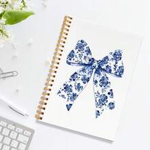 1 件螺旋装订蓝色花卉与蝴蝶结图案笔记本，精美的设计，白色背景上点缀着精致的蓝色花朵和精致的蝴蝶结，非常适合优雅的笔记、创意写作和复杂的规划，是注重风格的学生的完美返校礼物，采用耐用的金色螺旋装订和光滑的优质纸张，可轻松书写，为日常任务增添一丝优雅的魅力，适用于学校用品，返校 - Spiral Notebook - 查看 3