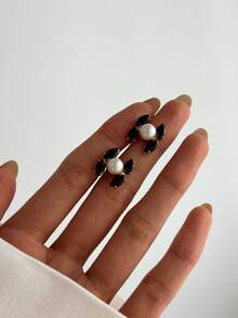 18K镀金优雅可爱的双C形耳环，适合日常佩戴和聚会 - 黑色 - 查看 4