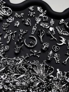 50/100/200/500 pezzi Decorazioni per unghie in lega nera retrò stile gotico punk, con teschi 3D, croci, mani, pipistrelli, cuori, ragni, fiori, serpenti, demoni, scheletri, conigli, ossa, adatti per unghie acriliche, custodie per telefoni, scarpe, borse, forniture per unghie, regali fai-da-te per ragazze