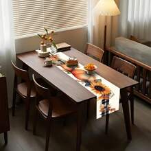 秋季花卉桌旗，奶油色背景上优雅的橙色花朵和叶子印花，秋季餐桌装饰，适合餐厅、秋季聚会和农舍家居装饰