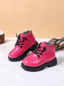 زوج من الأحذية الخارجية الكاجوال الأنيقة للفتيات الرضع في الخريف، مريحة وقوية وبسحاب جانبي بدون بطانة من الفرو