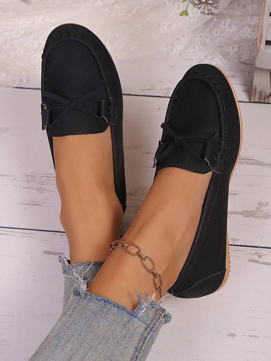 秋冬新款大码百搭圆头一脚蹬乐福鞋，舒适防滑休闲驾车鞋，手工拼布纯色平底鞋，适合日常通勤、购物、度假，黑色皮革配蝴蝶结装饰，简约优雅的女士休闲鞋，女士运动鞋