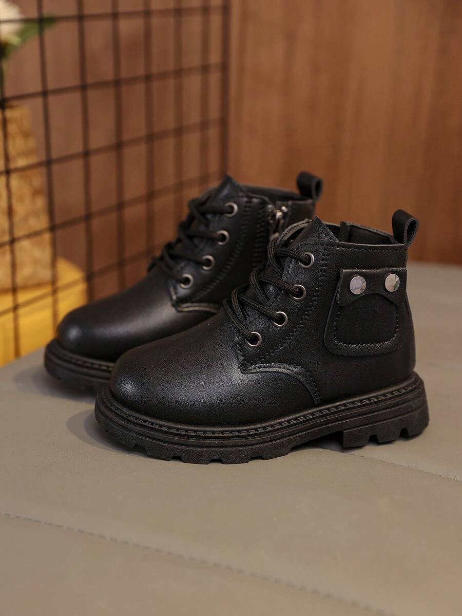 1 双黑色柔软舒适 PU 皮靴，适合幼儿和儿童，前系带，侧拉链，圆头，软底，侧袋装饰，时尚可爱，适合男孩和女孩休闲、派对、校服，秋冬