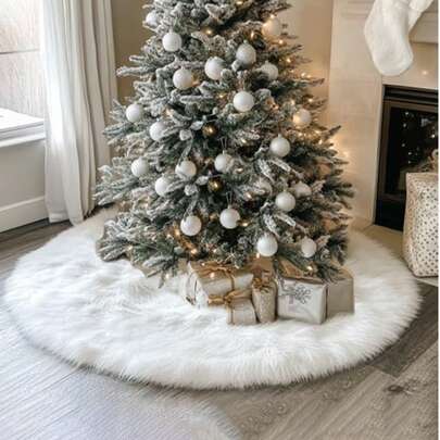 1 chiếc váy cây thông Noel bằng lông giả màu trắng dùng để trang trí cây thông Noel trong bữa tiệc Giáng sinh vui vẻ