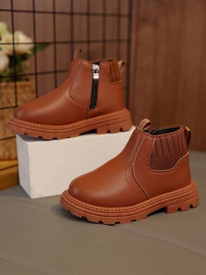 儿童短靴一双，柔软舒适的弹力面料+PU材质，保暖内里，拉链设计，圆头软底，简约英伦风基础款时尚短靴，男女童均适用，室内外皆宜，适合上学、秋冬穿着。新款