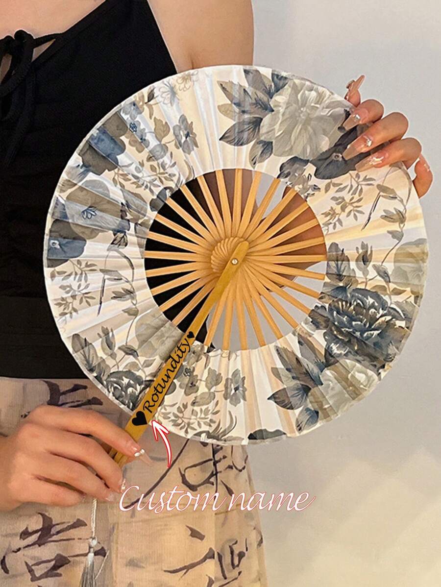 1 件个性化手持折扇，专为女性设计的精美折扇，带流苏的圆形折叠手扇，经典中国手工便携式贝壳扇形冷却风扇，扇面上随机分布的花朵图案，时尚配饰、夏季配饰、艺术配饰，适用于母亲节、圣诞节、舞蹈练习、朋友礼物、毕业典礼礼物、奖品等。