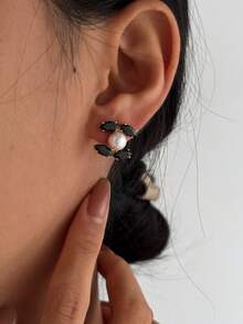 18K镀金优雅可爱的双C形耳环，适合日常佩戴和聚会 - 黑色 - 查看 3