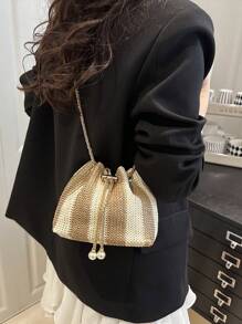迷你时尚纯色女士水桶包，百搭优雅的链条斜挎包，适合购物、钱包、逛街、年轻女性、大学生、新人、白领。非常适合办公室、大学、工作、商务、通勤、户外活动、旅行和郊游。