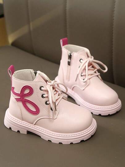 1双女童中筒靴，柔软舒适的哑光PU材质，正面系带侧拉链设计，圆头，防滑软底，英伦风时尚短靴，适合幼儿女童日常、度假、秋冬季上学穿着。