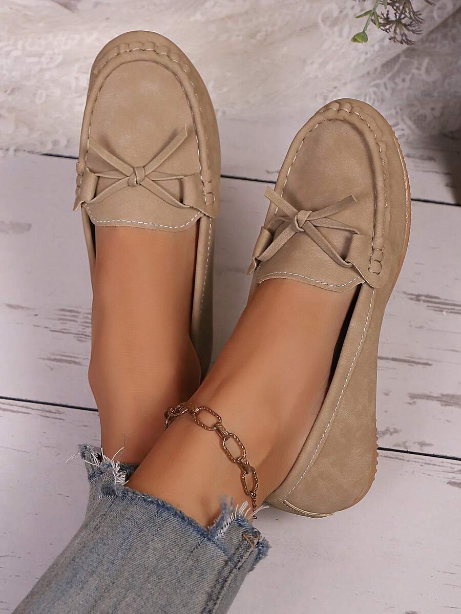 秋冬新款大码百搭圆头一脚蹬乐福鞋，舒适防滑休闲驾车鞋，手工拼布纯色平底鞋，适合日常通勤、购物、度假，卡其色皮革搭配蝴蝶结装饰，简约女士休闲鞋，女士运动鞋