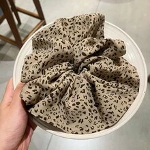 1个豹纹印花休闲涤纶发圈，适合所有季节，可作发绳、发圈、马尾辫发圈使用。 - 彩色 - 查看 1