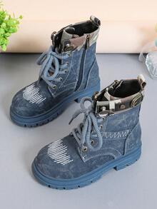 A Pair Of Stylish Children's Boots, Featuring Lace - Up And Side Zipper Designs For Easy Putting On And Taking Off; The Upper Has Decorations Such As White Stitching, And The Shoe Collar Also Has Details With Camouflage Elements. The Overall Style Leans Towards A Workwear Style, Combining Practicality With A Certain Sense Of Fashion, And Is Suitable For Children's Daily Wear And Other Scenarios.