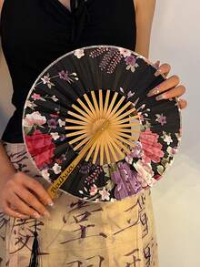1 件个性化手持折扇，专为女性设计的精美折扇，带流苏的圆形折叠手扇，经典中国手工便携式贝壳扇形冷却风扇，扇面上随机分布的花朵图案，时尚配饰、夏季配饰、艺术配饰，适用于母亲节、圣诞节、舞蹈练习、朋友礼物、毕业典礼礼物、奖品等。