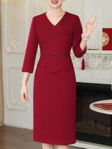 This 2026 Spring/Summer Burgundy V-Neck Three-Quarter Sleeve Midi Dress Is A Stylish And Luxurious Evening Gown For Women. It Features A Sparkling Rhinestone Design At The Waist And A Back Slit At The Hem. Available In Asian Sizes, The Fabric Is Non-Stretch. A Perfect Gift For Mothers, A Fashionable And Stylish Dress Suitable For Weddings, Guest Appearances, Everyday Wear, Casual Occasions, Parties, Evening Wear, Social Events, And Birthday Celebrations. - 酒紅色 - 查看 5