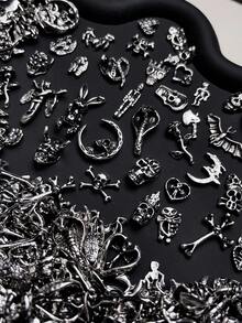 50/100/200/500 pezzi Decorazioni per unghie in lega nera retrò stile gotico punk, con teschi 3D, croci, mani, pipistrelli, cuori, ragni, fiori, serpenti, demoni, scheletri, conigli, ossa, adatti per unghie acriliche, custodie per telefoni, scarpe, borse, forniture per unghie, regali fai-da-te per ragazze