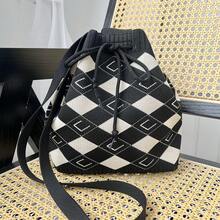Women Shoulder Bags - 黑白斜條C字紋 - 查看 2