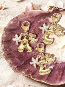 1 Stück A-Z Buchstaben Gold Bubble Buchstabe süßer Anhänger Schlüsselanhänger, Muschel- und Seestern-Accessoires, Schlüsselanhänger, Ringtasche, Rucksack-Anhänger, Auto-Anhänger, perfekt für Urlaub, Einkaufen, Strand, Camping, Geldbörse und Handtaschen-Accessoires. Geeignet als Geschenk für Frauen, Freunde, Klassenkameraden, Dekorationen, modisches kreatives Design Geburtstagsgeschenk, Sommer-Taschenbaumeln, modisches Accessoire für Damen, langanhaltend Metallschlüsselring, ästhetisches Geschenkidee, neuartiger Schlüsselanhänger, Rückkehr zur Schule Auto-Accessoires Goth Y2k' - Verschiedenfarbig - Übersicht 11