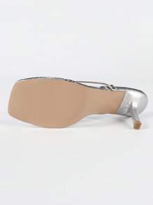Nouvelles sandales tongs sexy à la mode pour femmes, style britannique à bout carré, simples et confortables, sandales plates cloutées d'argent, en matériau PU brillant et miroir. Talon kitten classique chic social de rue, léger, idéal pour les fêtes, la maison, l'extérieur, l'été, le printemps et l'automne