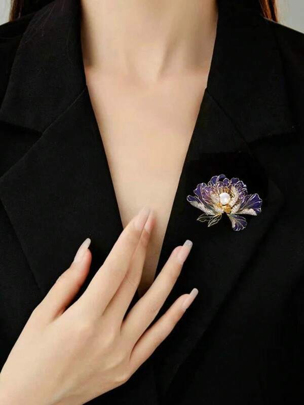 Elegante emaillierte Pfingstrosen-Brosche mit Kunstperle - Vintage lila und weiße Blumenbrosche, geeignet für Partys, Geschenke, Bekleidungszubehör, Blumendekoration