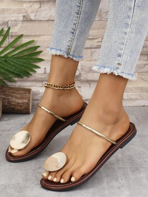 Sandalias planas decorativas de dedo tipo chanclas de moda para mujeres 2025