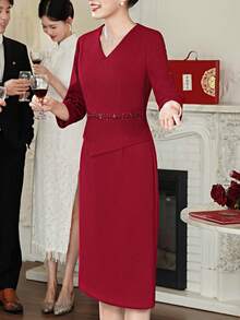 This 2026 Spring/Summer Burgundy V-Neck Three-Quarter Sleeve Midi Dress Is A Stylish And Luxurious Evening Gown For Women. It Features A Sparkling Rhinestone Design At The Waist And A Back Slit At The Hem. Available In Asian Sizes, The Fabric Is Non-Stretch. A Perfect Gift For Mothers, A Fashionable And Stylish Dress Suitable For Weddings, Guest Appearances, Everyday Wear, Casual Occasions, Parties, Evening Wear, Social Events, And Birthday Celebrations. - 酒紅色 - 查看 7