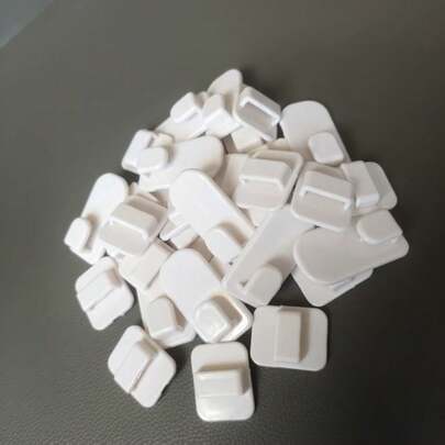 8个多功能粘钩，用于收纳遥控器，无需钉子，强力粘钩，电视/空调遥控器整理器，节省空间，实用悬挂方案，适用于客厅、卧室、厨房和办公室，持久耐用的高强度粘胶，易于安装和重新定位，可用于现代家居装饰和日常使用中的线缆管理和小物件收纳，用途广泛，可安装在架子、桌子、橱柜和各种表面上；适合季节性装饰和日常配件。