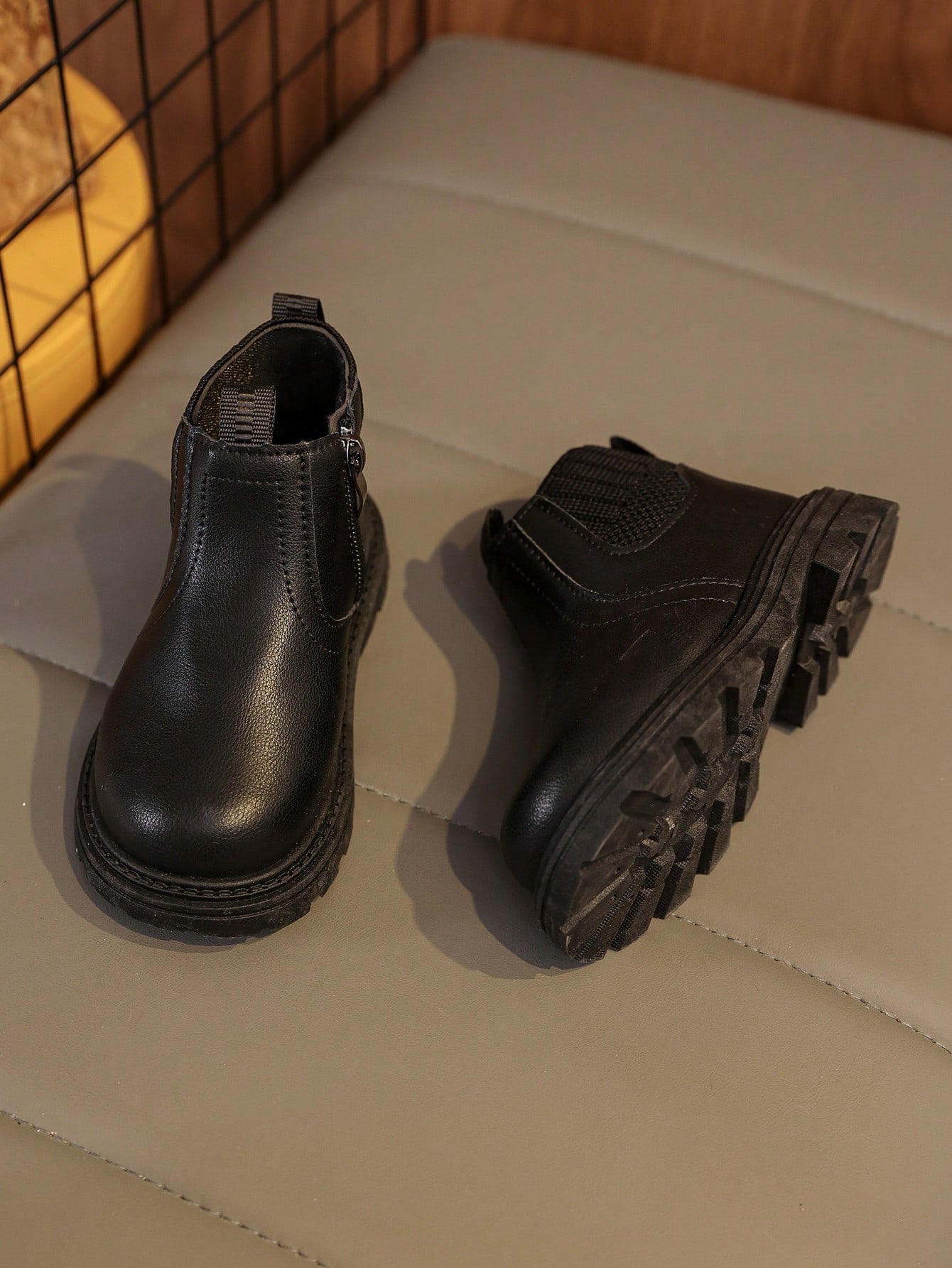 زوج من الأحذية السوداء الناعمة والمريحة