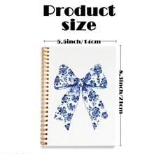 1 件螺旋装订蓝色花卉与蝴蝶结图案笔记本，精美的设计，白色背景上点缀着精致的蓝色花朵和精致的蝴蝶结，非常适合优雅的笔记、创意写作和复杂的规划，是注重风格的学生的完美返校礼物，采用耐用的金色螺旋装订和光滑的优质纸张，可轻松书写，为日常任务增添一丝优雅的魅力，适用于学校用品，返校 - Spiral Notebook - 查看 2