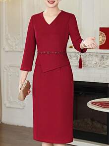 This 2026 Spring/Summer Burgundy V-Neck Three-Quarter Sleeve Midi Dress Is A Stylish And Luxurious Evening Gown For Women. It Features A Sparkling Rhinestone Design At The Waist And A Back Slit At The Hem. Available In Asian Sizes, The Fabric Is Non-Stretch. A Perfect Gift For Mothers, A Fashionable And Stylish Dress Suitable For Weddings, Guest Appearances, Everyday Wear, Casual Occasions, Parties, Evening Wear, Social Events, And Birthday Celebrations. - 酒紅色 - 查看 2