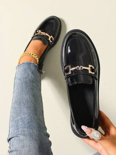 Mocassins de couro preto para mulheres, salto grosso, sem cadarço, fivela de metal, acabamento brilhante, Oxfords casuais, adequados para primavera, outono e todas as estações