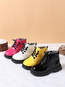 زوج من الأحذية الخارجية الكاجوال الأنيقة للفتيات الرضع في الخريف، مريحة وقوية وبسحاب جانبي بدون بطانة من الفرو