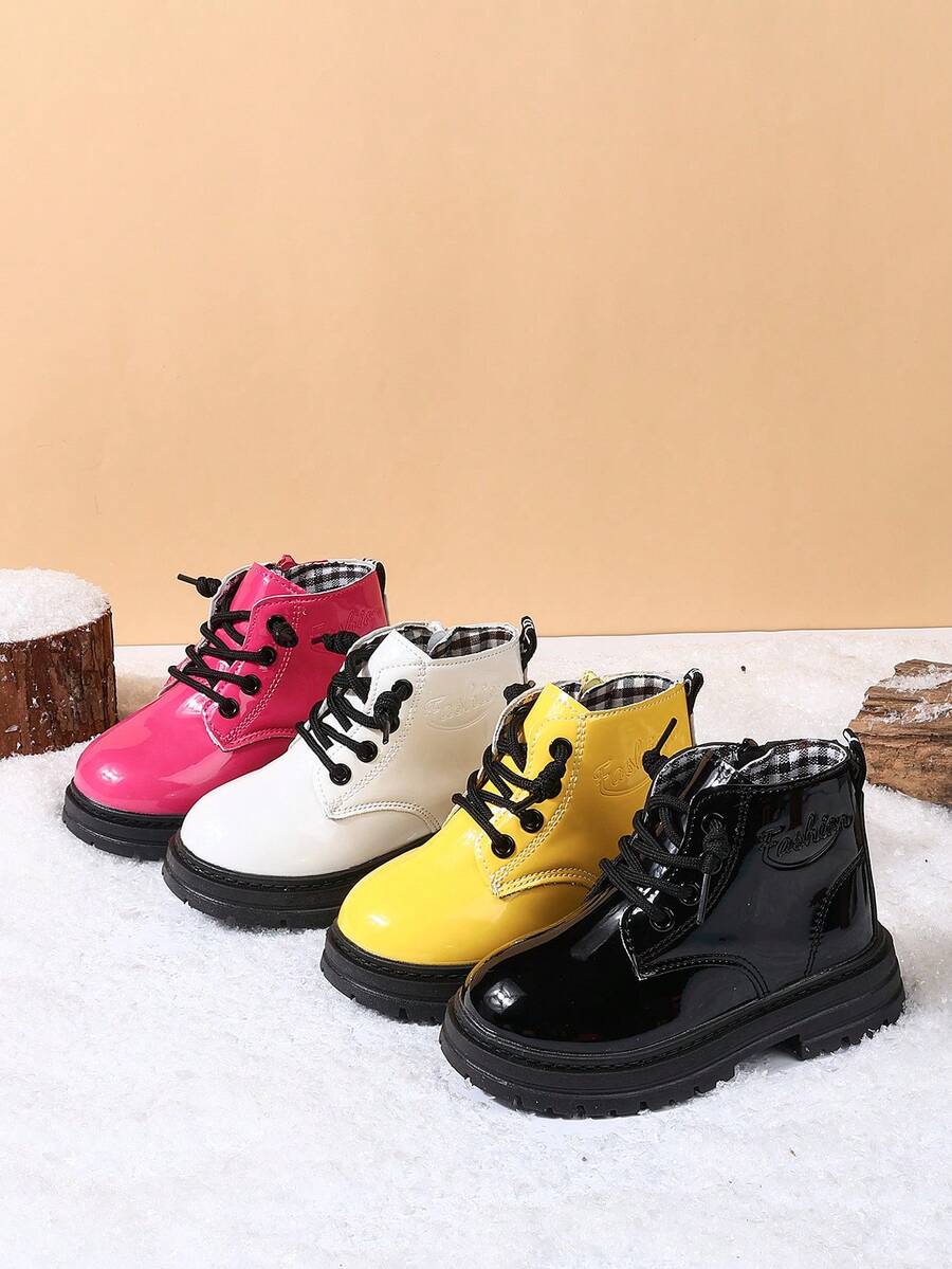 زوج من الأحذية الخارجية الكاجوال الأنيقة للفتيات الرضع في الخريف، مريحة وقوية وبسحاب جانبي بدون بطانة من الفرو