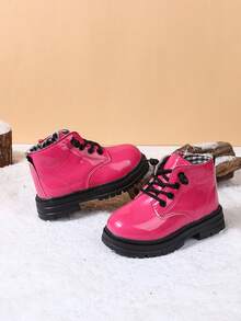 زوج من الأحذية الخارجية الكاجوال الأنيقة للفتيات الرضع في الخريف، مريحة وقوية وبسحاب جانبي بدون بطانة من الفرو