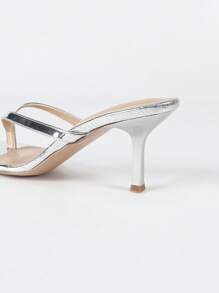 Nouvelles sandales tongs sexy à la mode pour femmes, style britannique à bout carré, simples et confortables, sandales plates cloutées d'argent, en matériau PU brillant et miroir. Talon kitten classique chic social de rue, léger, idéal pour les fêtes, la maison, l'extérieur, l'été, le printemps et l'automne