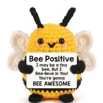 1 Búp bê nhồi bông Fat Bee dệt tay kèm lời động viên có thể làm quà tặng nhỏ cho bạn bè và gia đình. Đồ chơi đan len xinh xắn rất thích hợp để trang trí phòng khách và bàn làm việc tại nhà, làm quà tặng sinh nhật và trang trí phòng. Thiết kế quà tặng búp bê xinh xắn cùng lời động viên rất ấm áp và ngọt ngào! Những chú búp bê đáng yêu này sẽ luôn là bạn đồng hành của bạn, mang đến cho bạn cảm giác thư giãn và hạnh phúc! Đồ trang trí cho nhà cửa và bàn làm việc