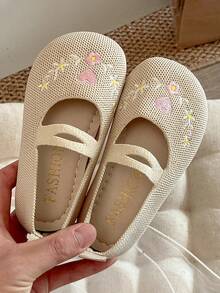 "1 Pair Of 2025 All-Season Must-Have Light Beige Girls' Mary Jane Shoes, Air-Knit + Small Flower Embroidery Elastic Buckle, Instantly Worn, Anti Toe Protection Sole, Round Toe Flat, Sweet And Soft Healing Style Children's Flat Shoes, 3-12 Years Old, Suitable For School, Party And City!" - Màu be - Xem 4