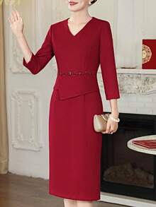 This 2026 Spring/Summer Burgundy V-Neck Three-Quarter Sleeve Midi Dress Is A Stylish And Luxurious Evening Gown For Women. It Features A Sparkling Rhinestone Design At The Waist And A Back Slit At The Hem. Available In Asian Sizes, The Fabric Is Non-Stretch. A Perfect Gift For Mothers, A Fashionable And Stylish Dress Suitable For Weddings, Guest Appearances, Everyday Wear, Casual Occasions, Parties, Evening Wear, Social Events, And Birthday Celebrations. - 酒紅色 - 查看 6