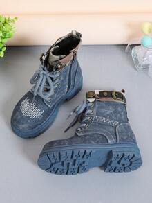 A Pair Of Stylish Children's Boots, Featuring Lace - Up And Side Zipper Designs For Easy Putting On And Taking Off; The Upper Has Decorations Such As White Stitching, And The Shoe Collar Also Has Details With Camouflage Elements. The Overall Style Leans Towards A Workwear Style, Combining Practicality With A Certain Sense Of Fashion, And Is Suitable For Children's Daily Wear And Other Scenarios.