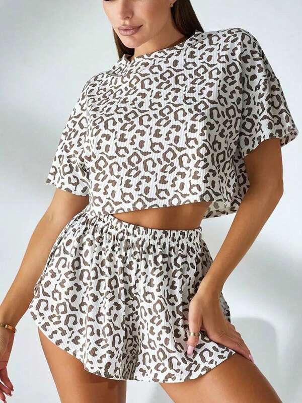 2 piezas Conjunto de pijama de mujer con pantalón corto y estampado de leopardo, de manga corta, casual, suelto, de cuello redondo, para verano