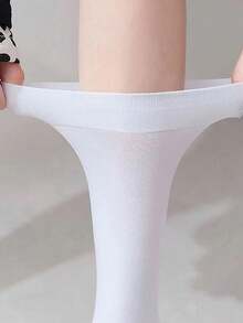 1 par de meias femininas brancas confortáveis, macias, versáteis, modernas, casuais para o dia a dia, estilo universitário